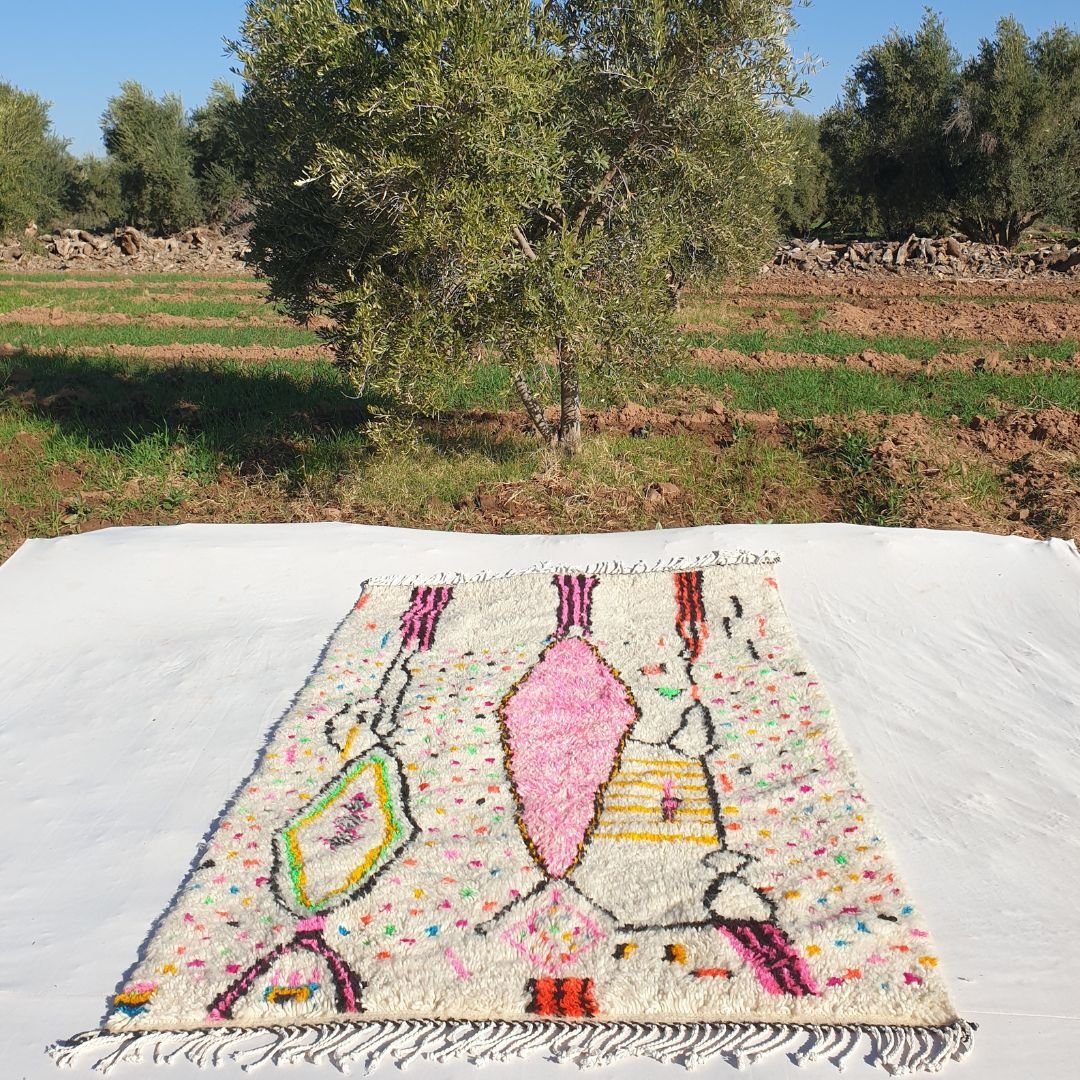 Fateeha - White Moroccan Rug 5x8 Azilal | Authentic Berber Design | 4'95x8'20 ft | 151x250 cm - OunizZ