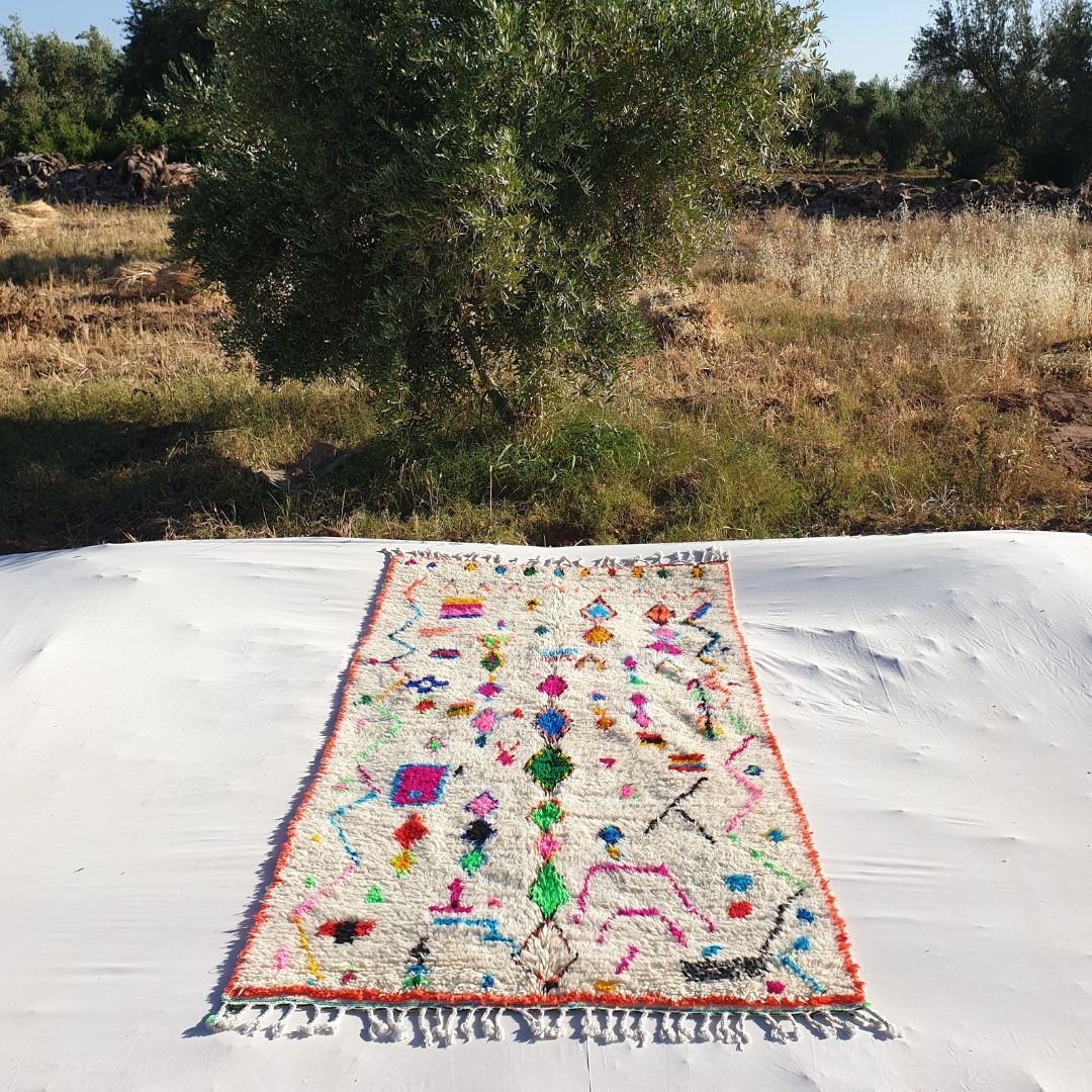 Itima - White Moroccan Rug 4x8 Azilal | Authentic Handmade Berber Living room Rug | 141x264 cm | 4'60x8'70 ft - OunizZ