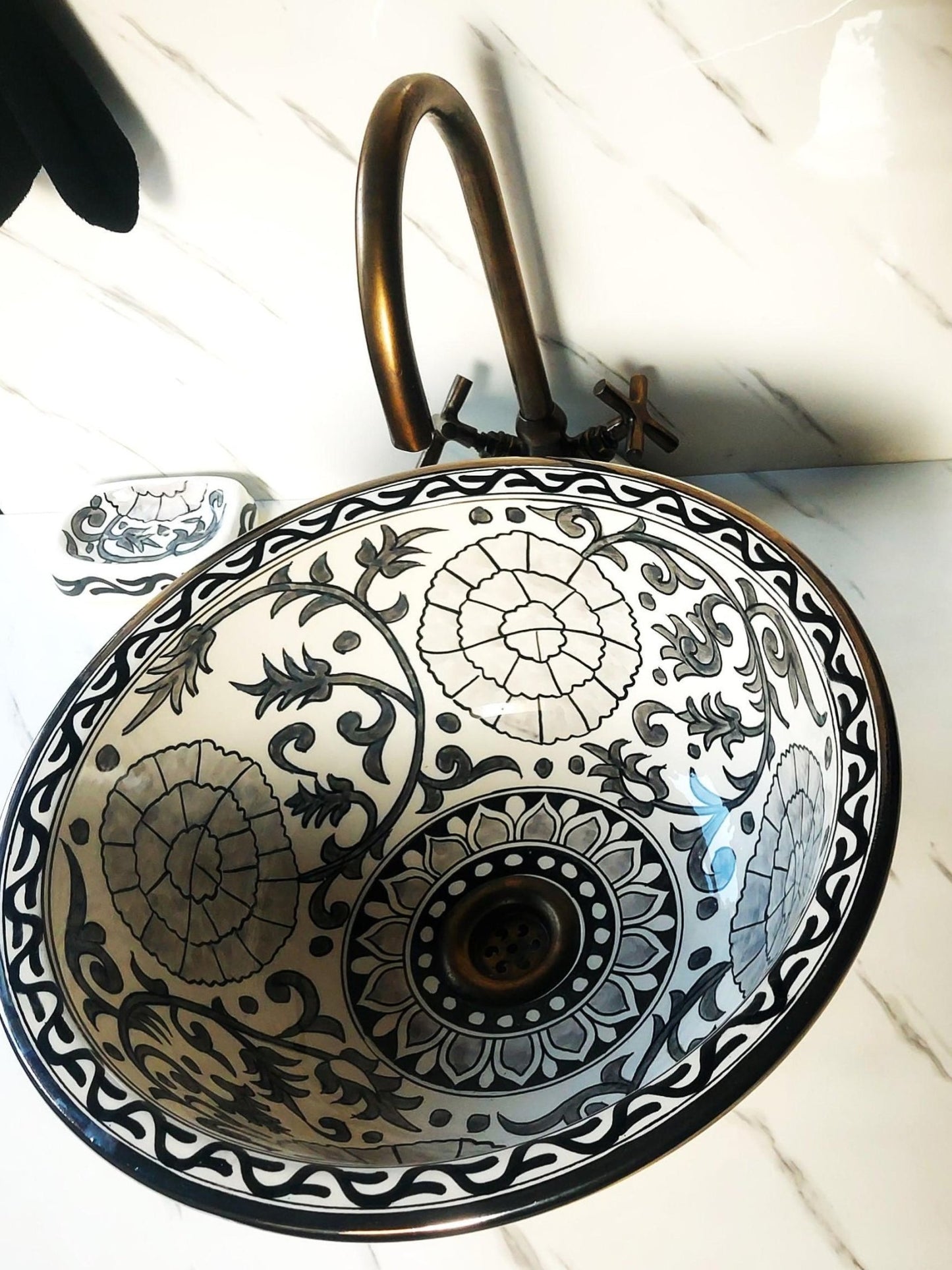 Jerada - Hand - painted Ceramic Bathroom Sink With Silver Rim – Elegant, Customizable and Lead - Free - (ETAFS) - OunizZ