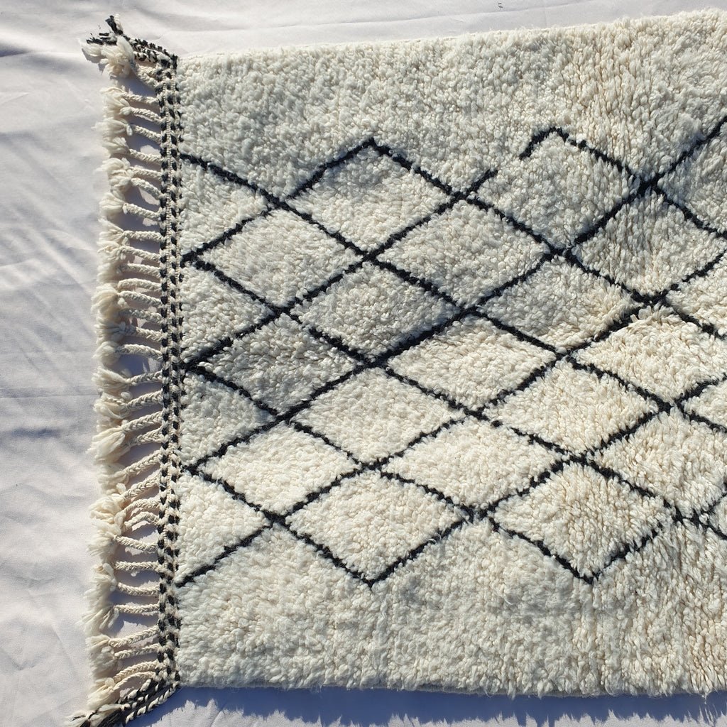 Rahba - BENI OUARAIN Moroccan White Rug for Bedroom | Moroccan High Pile Area Rug Berber Authentic Wool | 5'2x3'5 Ft | 160x107 cm - OunizZ