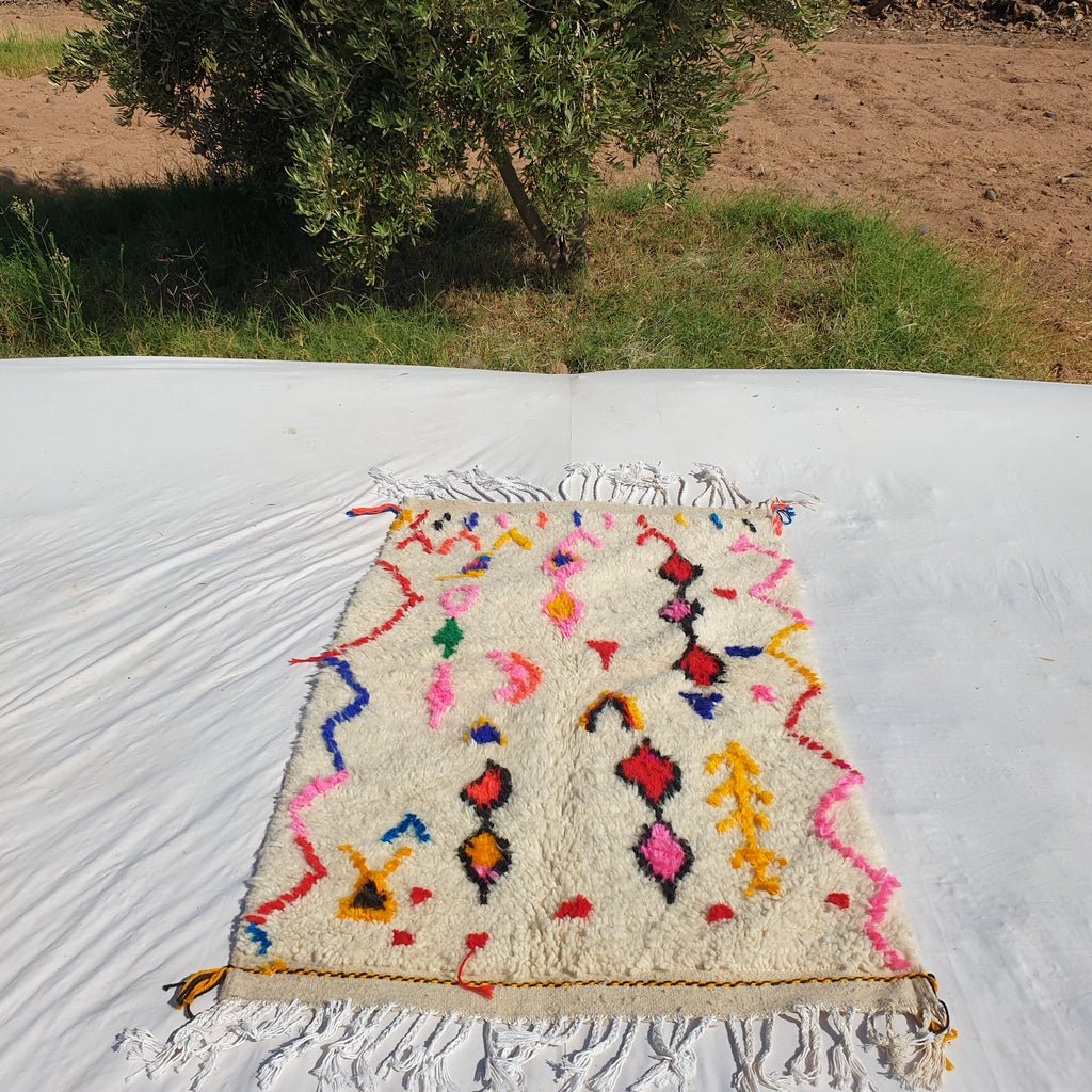 White Moroccan Rug Azilal | Authentic Handmade Moroccan Wool Rug | Berber Moroccan Rug for bedroom | 157x97 cm | 5'15x3'18 ft - OunizZ