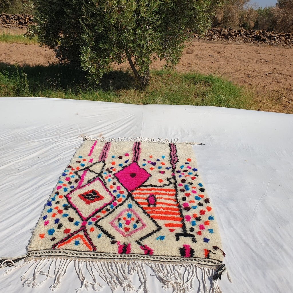 White Moroccan Rug Azilal | Authentic Handmade Moroccan Wool Rug | Berber Moroccan Rug for bedroom | 163x107 cm | 5'35x3'51 ft - OunizZ