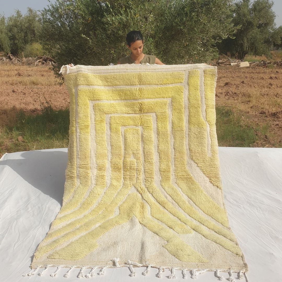 Tahadi - Tapis Beni Ouarain Ombre Vert Jaune au Poil Chevron en Relief sur Fond Creme - Tapis Berbere Tisse Main | 160x232 cm