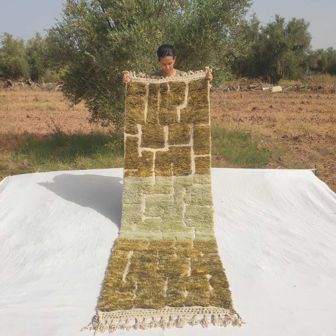 Tomania - Tapis de Couloir Beni Ouarain Vert Olive a la Mosaique de Briques - Tapis Berbere Tisse Main | 84x275 cm