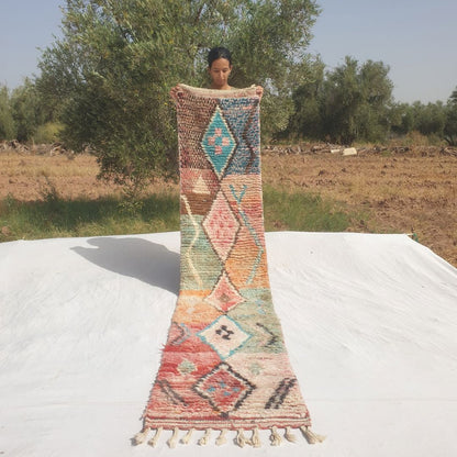 Larguiga - Tapis de Couloir Marocain Pastel Etroit a la Chaine de Medaillons Losanges sur Panneaux de Couleur - Tapis Berbere Tisse Main | 60x300 cm