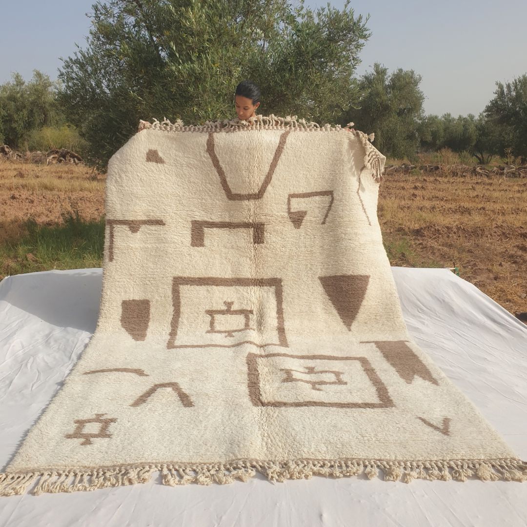 Amzada - Tapis Beni Ouarain avec Champ Ivoire et Symboles Berberes Eparpilles - Tapis Berbere Tisse Main | 207x303 cm