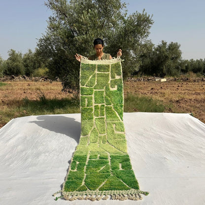 Molahna - Tapis de Couloir Beni Ouarain Vert Vif a la Mosaique de Facettes Lime et Vert Herbe - Tapis Berbere Tisse Main | 75x277 cm