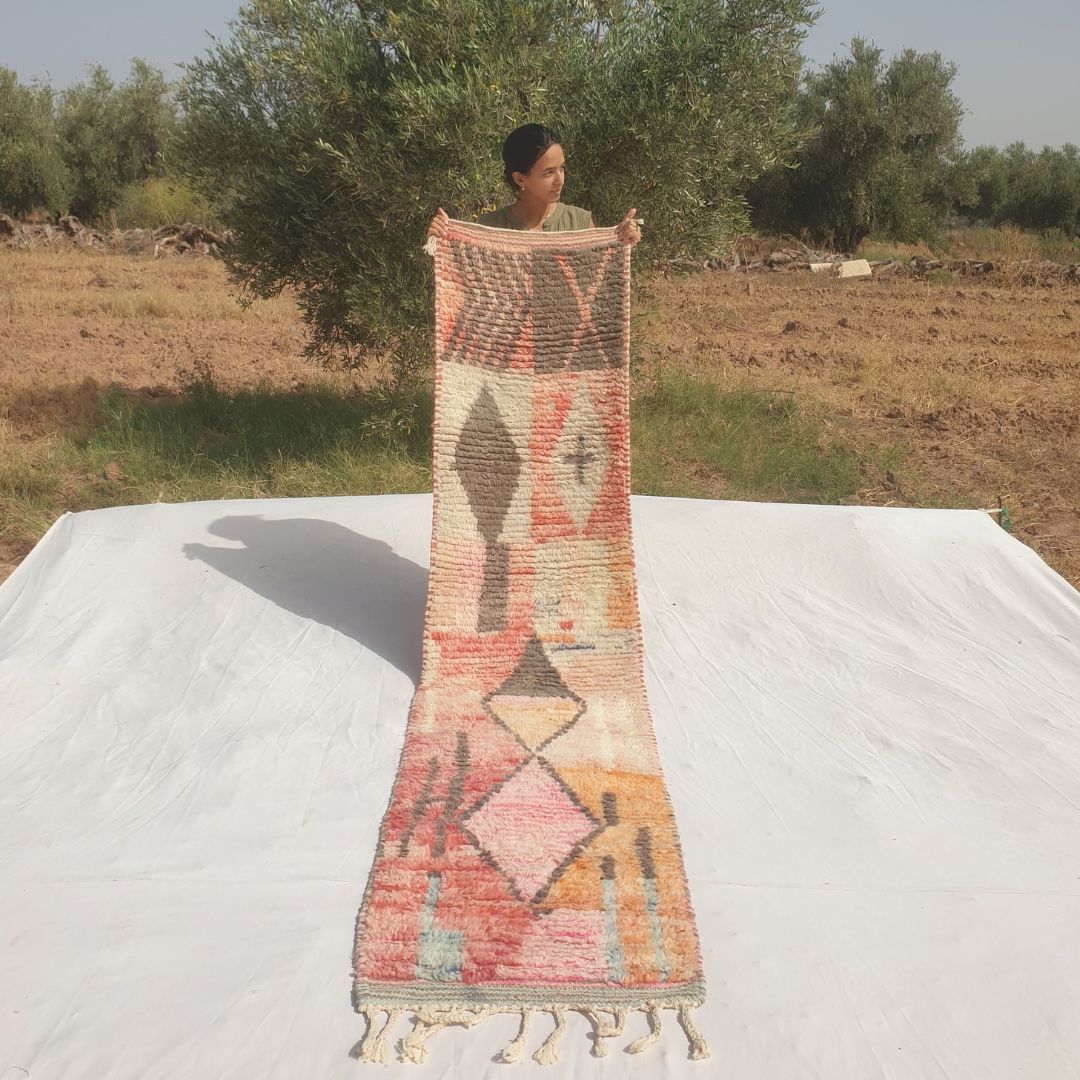 Tafena - Tapis de Couloir Marocain Etroit Rose et Orange aux Motifs Losanges Gris et Couleurs Patchwork - Tapis Berbere Tisse Main | 64x291 cm