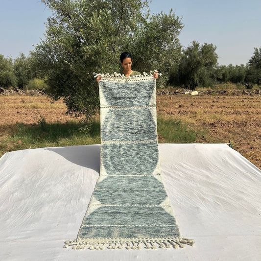 Samfna - Tapis de Couloir Beni Ouarain Gris Sauge aux Carreaux Hexagonaux Empiles sur Fond Creme - Tapis Berbere Tisse Main | 85x304 cm