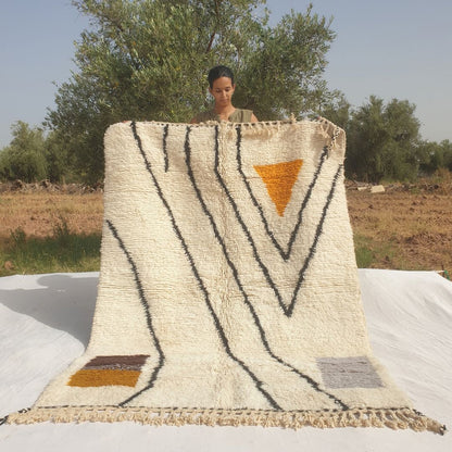 Farnana - Ivory Beni Ourain Rug with Sweeping Charcoal Lines and Colour Block Accents - Handwoven Berber Carpet | 5'2"x7'2" Ft | 156x220 cm