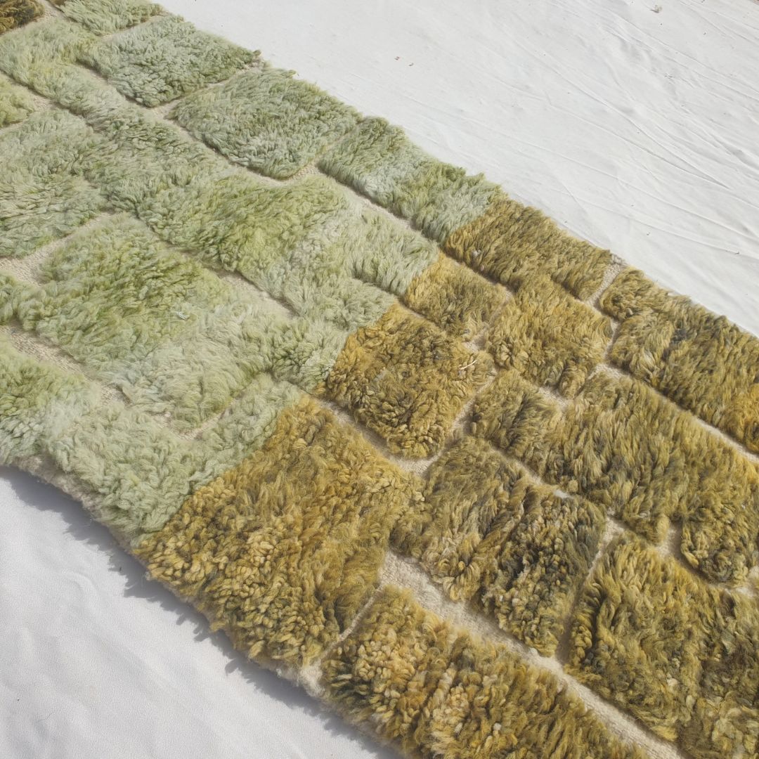 Tomania - Tapis de Couloir Beni Ouarain Vert Olive a la Mosaique de Briques - Tapis Berbere Tisse Main | 84x275 cm