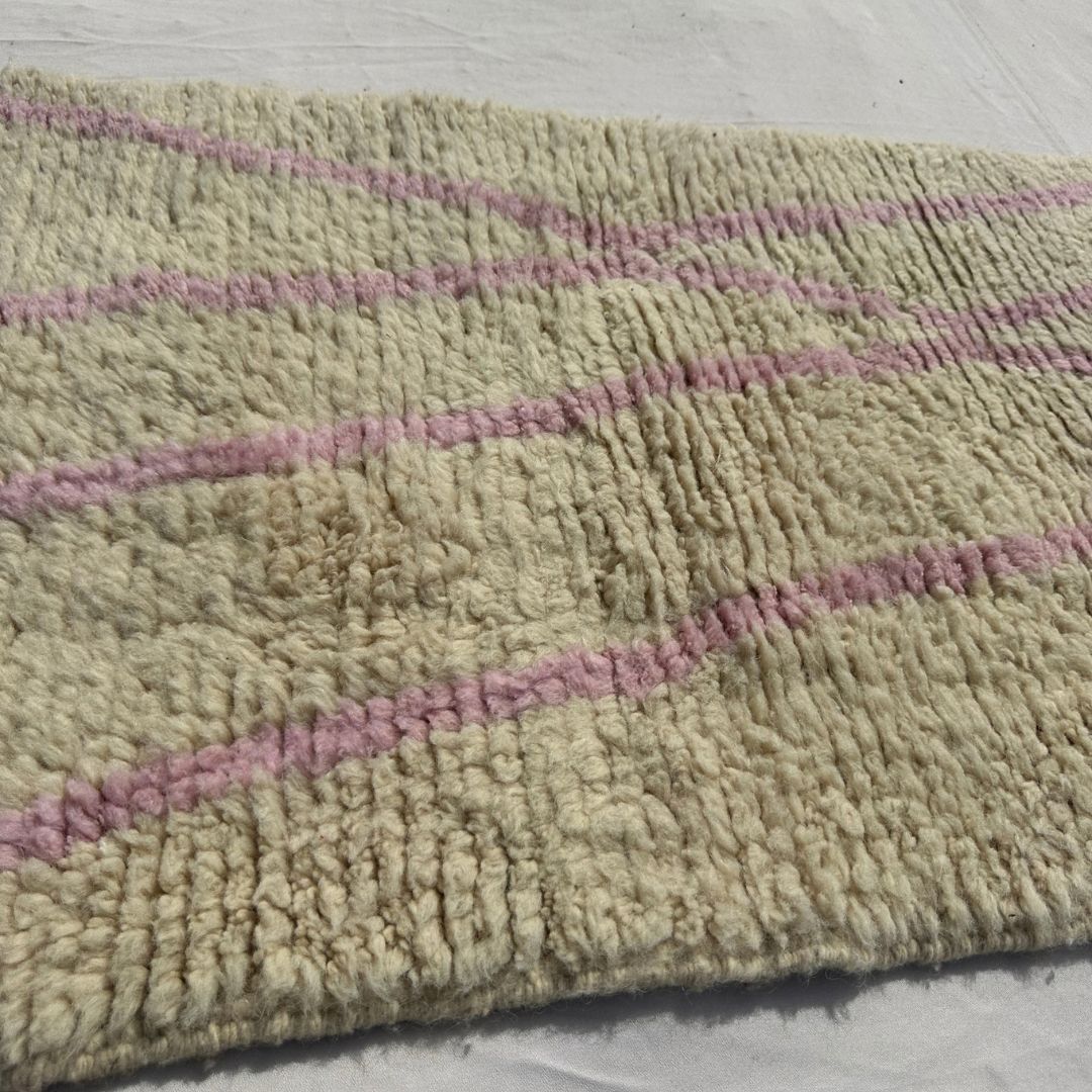 Tabaha - Cream Beni Ourain Runner Rug with Fine Pink Diamond Lattice Lines - Handwoven Berber Carpet | 2'5"x9'5" Ft | 75x287 cm