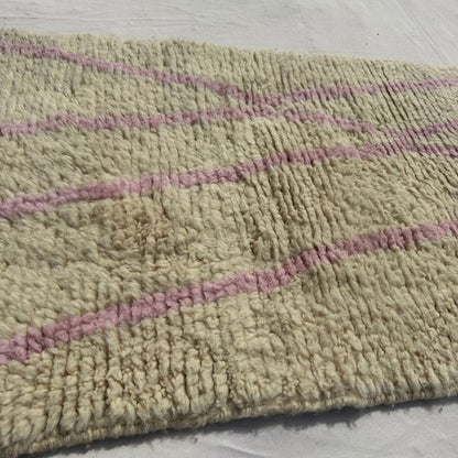 Tabaha - Cream Beni Ourain Runner Rug with Fine Pink Diamond Lattice Lines - Handwoven Berber Carpet | 2'5"x9'5" Ft | 75x287 cm