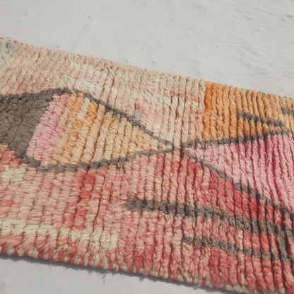 Tafena - Tapis de Couloir Marocain Etroit Rose et Orange aux Motifs Losanges Gris et Couleurs Patchwork - Tapis Berbere Tisse Main | 64x291 cm