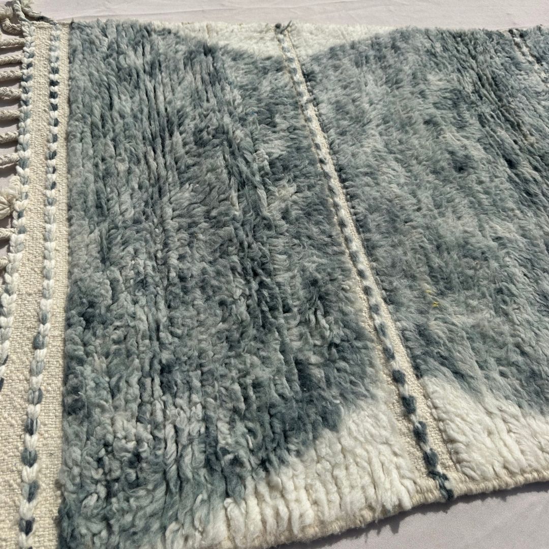 Samfna - Tapis de Couloir Beni Ouarain Gris Sauge aux Carreaux Hexagonaux Empiles sur Fond Creme - Tapis Berbere Tisse Main | 85x304 cm