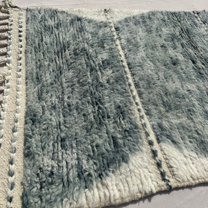 Samfna - Tapis de Couloir Beni Ouarain Gris Sauge aux Carreaux Hexagonaux Empiles sur Fond Creme - Tapis Berbere Tisse Main | 85x304 cm