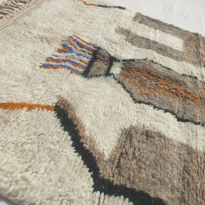 Mitahi - Tapis Beni Ouarain Pictural avec Figure, Tours et Bordure Damier - Tapis Berbere Tisse Main | 158x240 cm