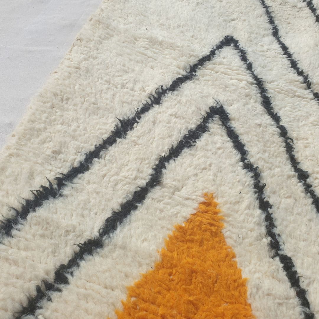 Farnana - Ivory Beni Ourain Rug with Sweeping Charcoal Lines and Colour Block Accents - Handwoven Berber Carpet | 5'2"x7'2" Ft | 156x220 cm