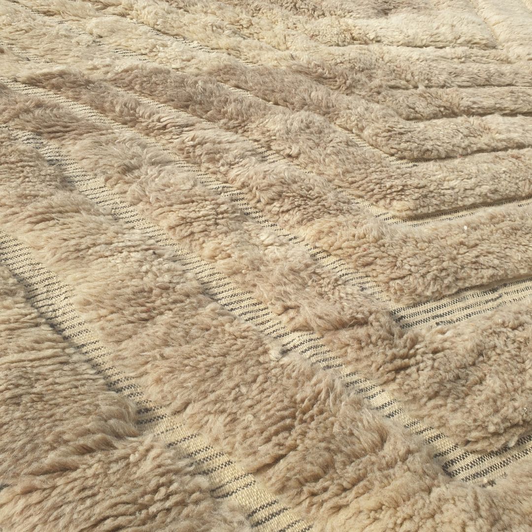 Stilma - Tapis Beni Ouarain Beige avec Motif Chevron Texture Rayonnant - Tapis Berbere Tisse Main | 215x300 cm