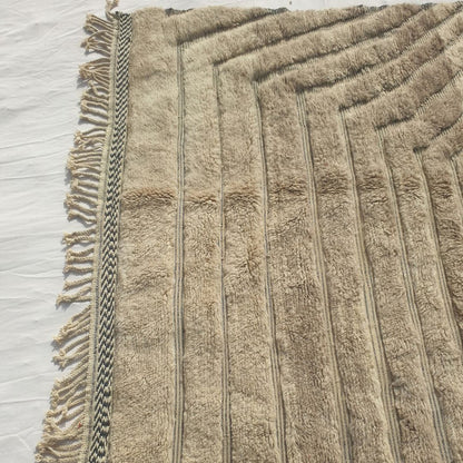 Stilma - Tapis Beni Ouarain Beige avec Motif Chevron Texture Rayonnant - Tapis Berbere Tisse Main | 215x300 cm