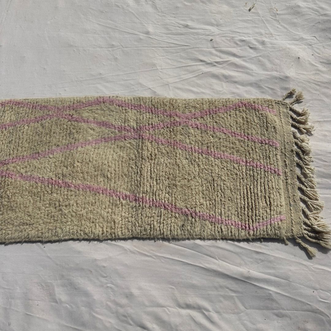 Tabaha - Cream Beni Ourain Runner Rug with Fine Pink Diamond Lattice Lines - Handwoven Berber Carpet | 2'5"x9'5" Ft | 75x287 cm
