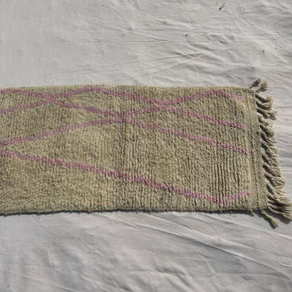 Tabaha - Cream Beni Ourain Runner Rug with Fine Pink Diamond Lattice Lines - Handwoven Berber Carpet | 2'5"x9'5" Ft | 75x287 cm