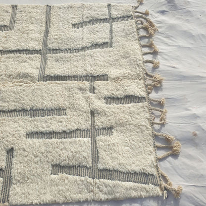 Kenaka - Beni Ourain Rug with Ivory Field and Irregular Gray Maze Line Pattern - Handwoven Berber Carpet | 6'11"x9'11" Ft | 211x303 cm