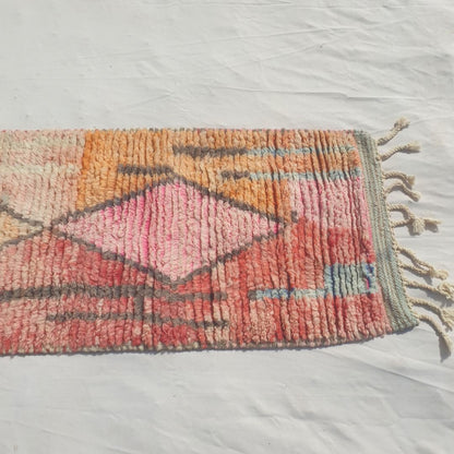 Tafena - Tapis de Couloir Marocain Etroit Rose et Orange aux Motifs Losanges Gris et Couleurs Patchwork - Tapis Berbere Tisse Main | 64x291 cm