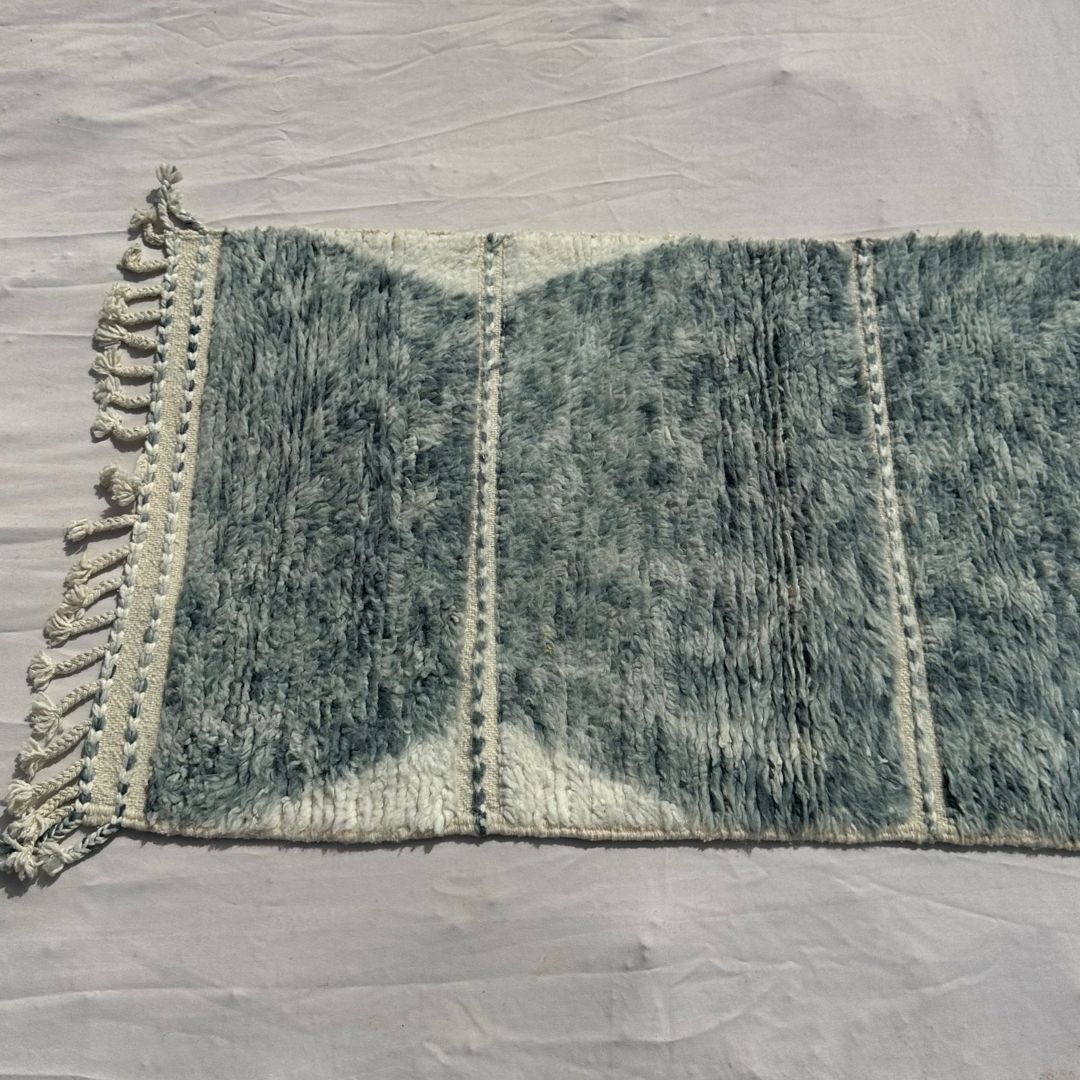 Samfna - Tapis de Couloir Beni Ouarain Gris Sauge aux Carreaux Hexagonaux Empiles sur Fond Creme - Tapis Berbere Tisse Main | 85x304 cm