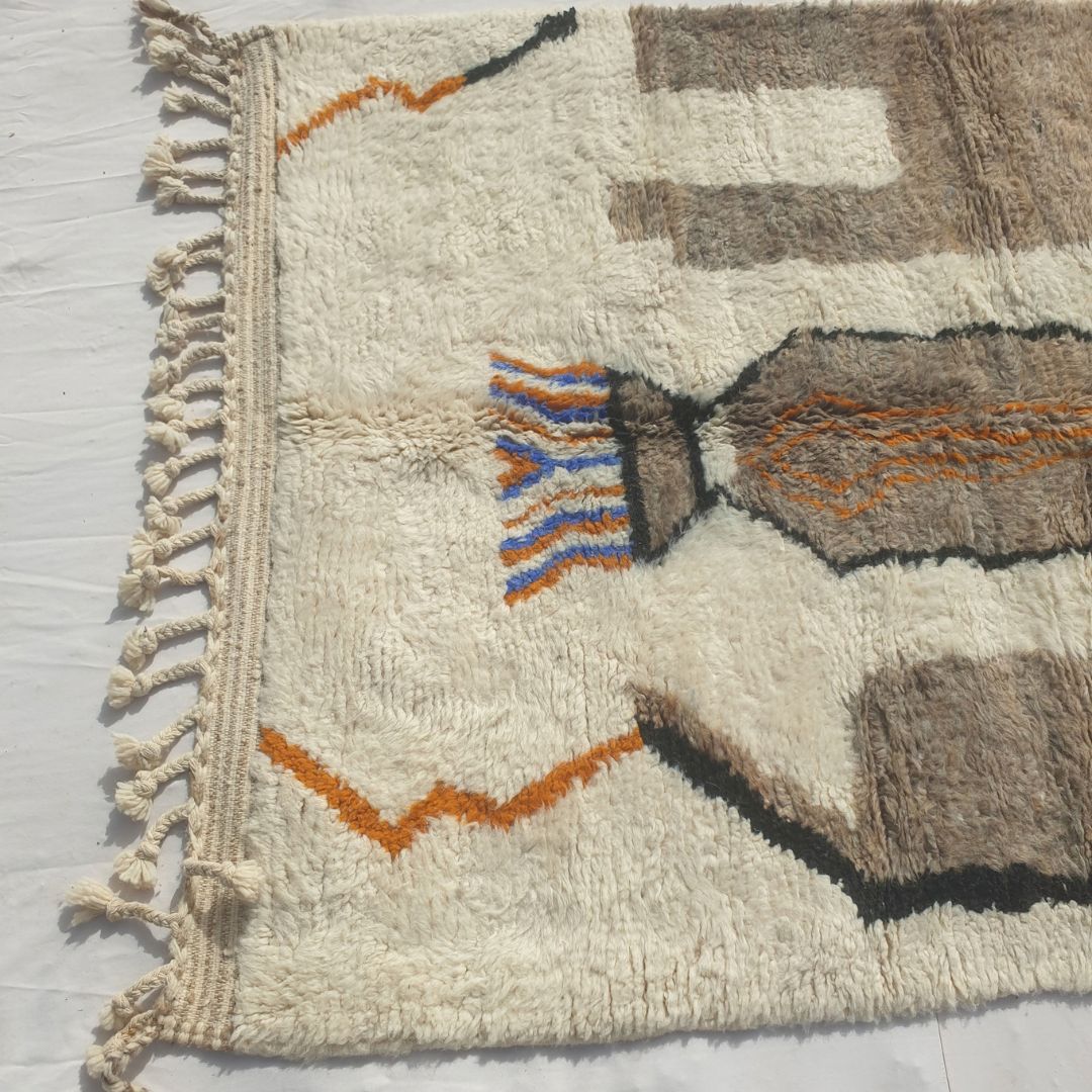 Mitahi - Tapis Beni Ouarain Pictural avec Figure, Tours et Bordure Damier - Tapis Berbere Tisse Main | 158x240 cm