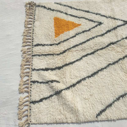 Farnana - Ivory Beni Ourain Rug with Sweeping Charcoal Lines and Colour Block Accents - Handwoven Berber Carpet | 5'2"x7'2" Ft | 156x220 cm