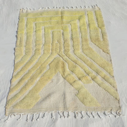 Tahadi - Tapis Beni Ouarain Ombre Vert Jaune au Poil Chevron en Relief sur Fond Creme - Tapis Berbere Tisse Main | 160x232 cm