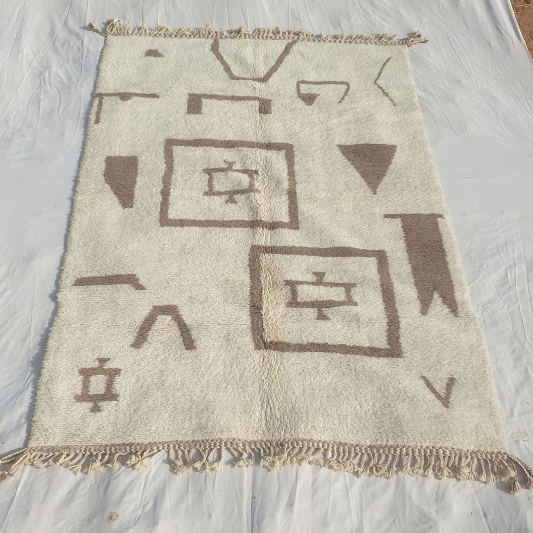 Amzada - Tapis Beni Ouarain avec Champ Ivoire et Symboles Berberes Eparpilles - Tapis Berbere Tisse Main | 207x303 cm