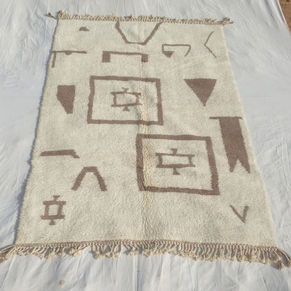 Amzada - Tapis Beni Ouarain avec Champ Ivoire et Symboles Berberes Eparpilles - Tapis Berbere Tisse Main | 207x303 cm