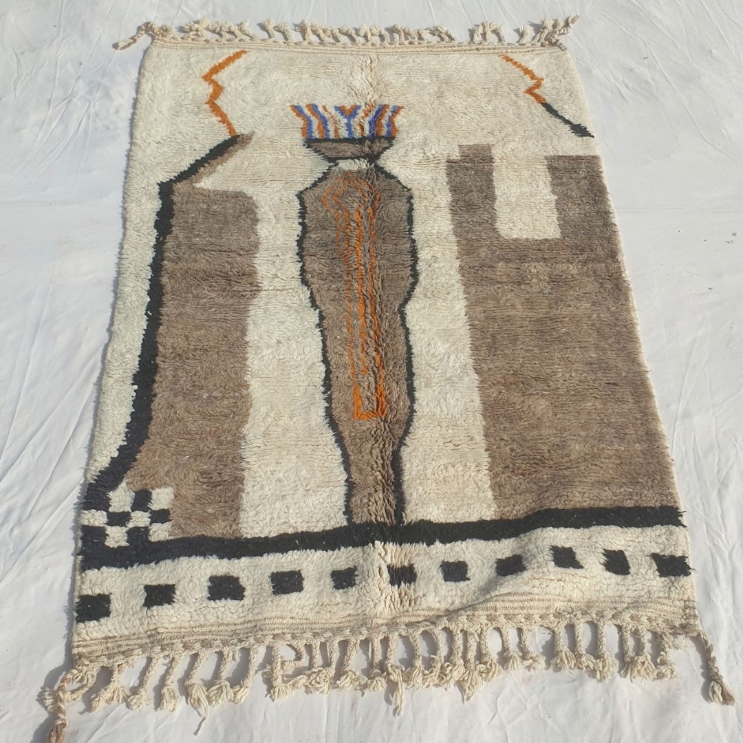 Mitahi - Tapis Beni Ouarain Pictural avec Figure, Tours et Bordure Damier - Tapis Berbere Tisse Main | 158x240 cm