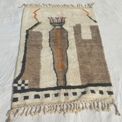 Mitahi - Tapis Beni Ouarain Pictural avec Figure, Tours et Bordure Damier - Tapis Berbere Tisse Main | 158x240 cm