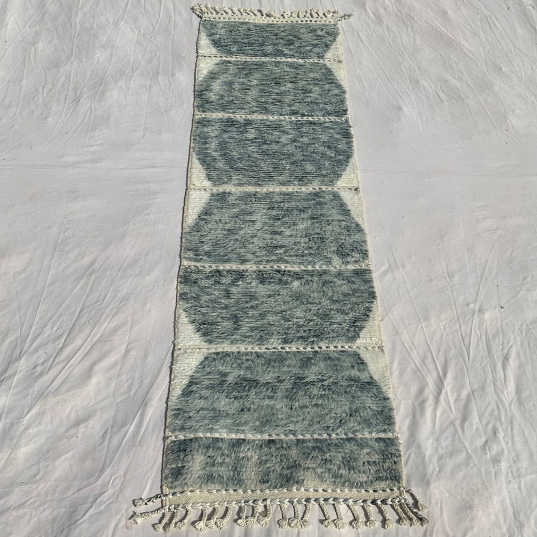 Samfna - Tapis de Couloir Beni Ouarain Gris Sauge aux Carreaux Hexagonaux Empiles sur Fond Creme - Tapis Berbere Tisse Main | 85x304 cm