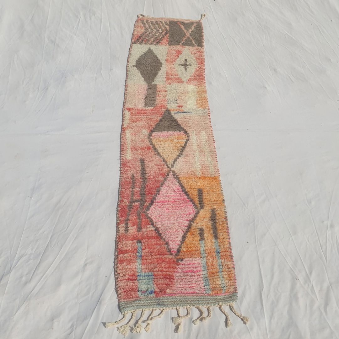 Tafena - Tapis de Couloir Marocain Etroit Rose et Orange aux Motifs Losanges Gris et Couleurs Patchwork - Tapis Berbere Tisse Main | 64x291 cm