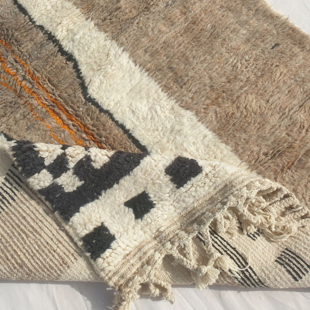 Mitahi - Tapis Beni Ouarain Pictural avec Figure, Tours et Bordure Damier - Tapis Berbere Tisse Main | 158x240 cm