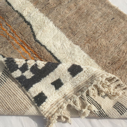 Mitahi - Tapis Beni Ouarain Pictural avec Figure, Tours et Bordure Damier - Tapis Berbere Tisse Main | 158x240 cm