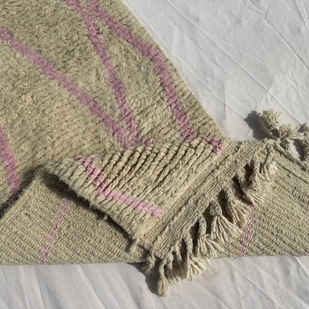 Tabaha - Cream Beni Ourain Runner Rug with Fine Pink Diamond Lattice Lines - Handwoven Berber Carpet | 2'5"x9'5" Ft | 75x287 cm