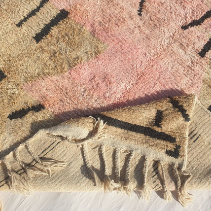 Samli - Tapis Marocain 200x300 - Tapis Berbère Boujaad Beige Sable Rose Poudré Signes Tifinagh Fait Main en Laine | 192×295 cm
