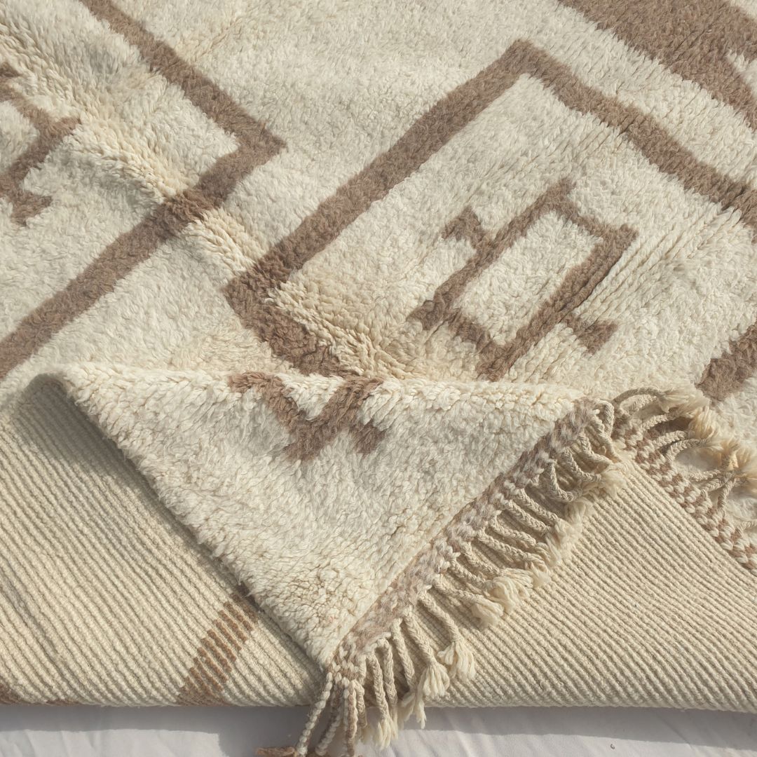 Amzada - Tapis Beni Ouarain avec Champ Ivoire et Symboles Berberes Eparpilles - Tapis Berbere Tisse Main | 207x303 cm
