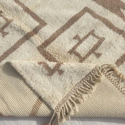 Amzada - Tapis Beni Ouarain avec Champ Ivoire et Symboles Berberes Eparpilles - Tapis Berbere Tisse Main | 207x303 cm