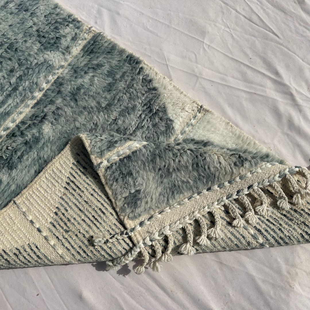 Samfna - Tapis de Couloir Beni Ouarain Gris Sauge aux Carreaux Hexagonaux Empiles sur Fond Creme - Tapis Berbere Tisse Main | 85x304 cm