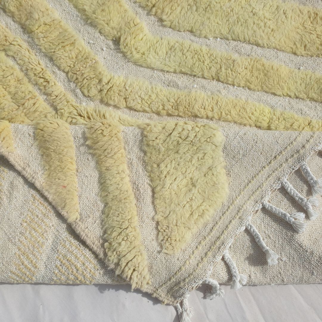 Tahadi - Tapis Beni Ouarain Ombre Vert Jaune au Poil Chevron en Relief sur Fond Creme - Tapis Berbere Tisse Main | 160x232 cm