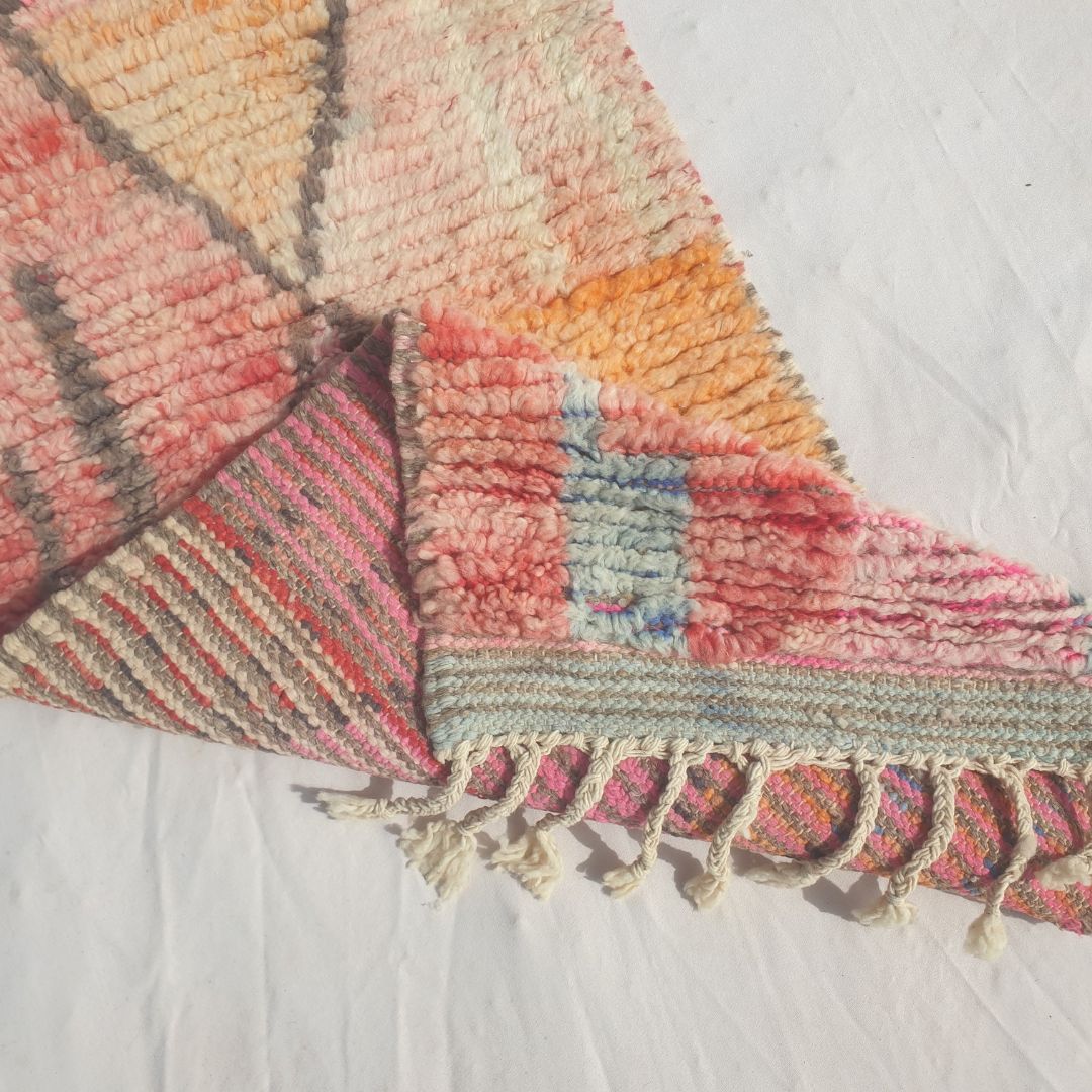 Tafena - Tapis de Couloir Marocain Etroit Rose et Orange aux Motifs Losanges Gris et Couleurs Patchwork - Tapis Berbere Tisse Main | 64x291 cm