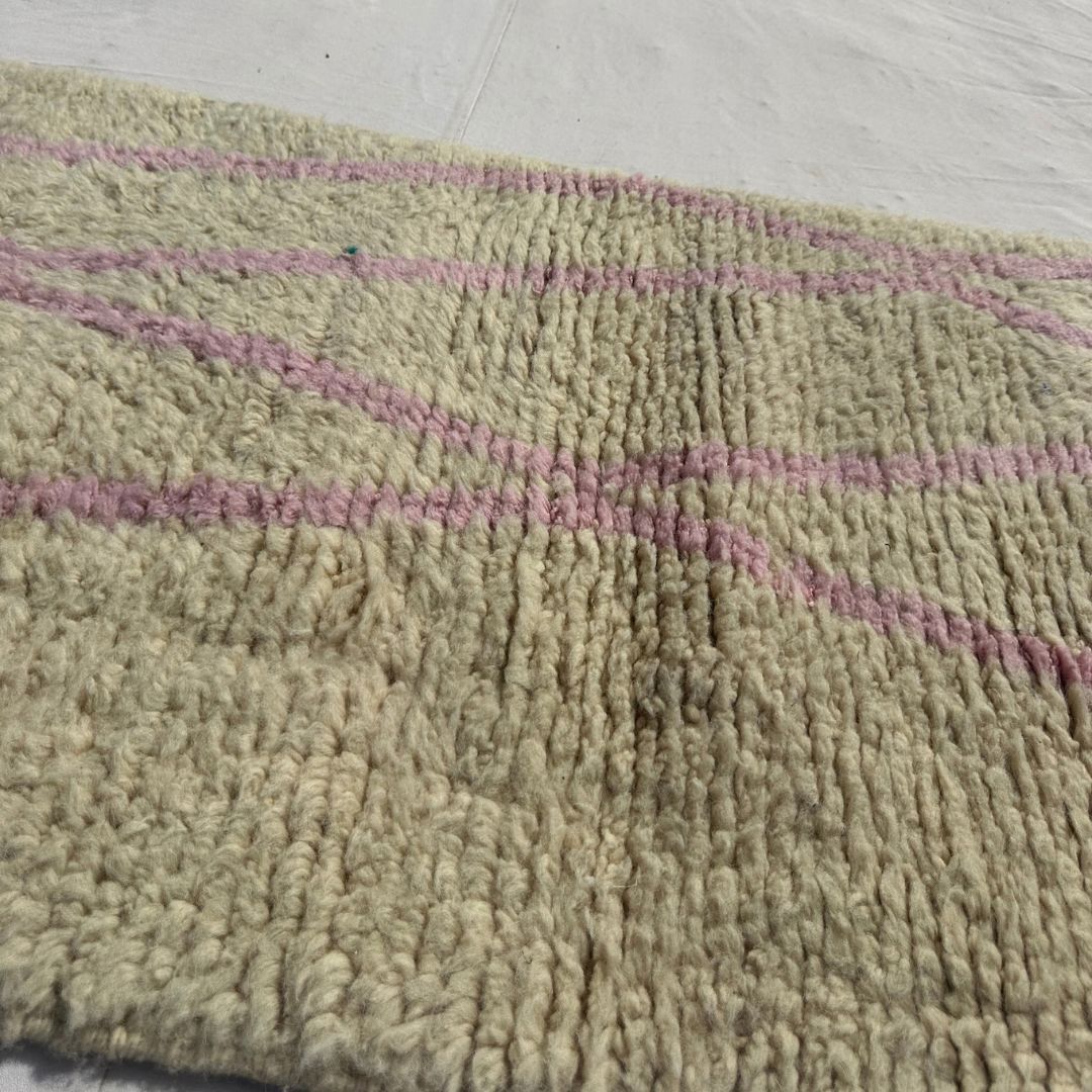 Tabaha - Cream Beni Ourain Runner Rug with Fine Pink Diamond Lattice Lines - Handwoven Berber Carpet | 2'5"x9'5" Ft | 75x287 cm