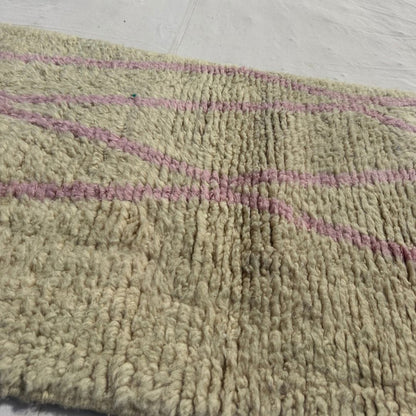 Tabaha - Cream Beni Ourain Runner Rug with Fine Pink Diamond Lattice Lines - Handwoven Berber Carpet | 2'5"x9'5" Ft | 75x287 cm