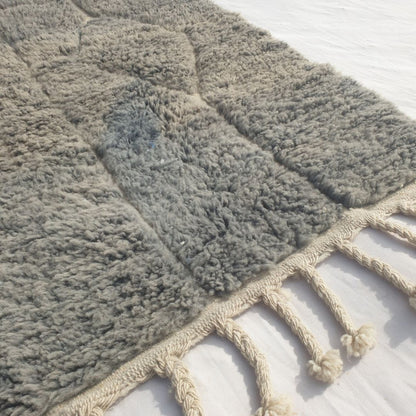 Minayta - Tapis d'Accent Beni Ouarain Gris Taupe avec Art de Ligne Architectural Abstrait - Petit Tapis Berbere Marocain | 100x145 cm